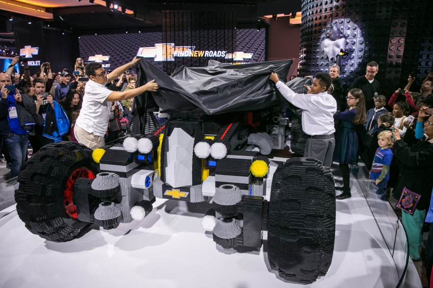 Chevrolet unveils life-size Lego Batmobile at Detroit Auto Show – 344,187 bricks, RM214 mil, 60.2L V100 605539