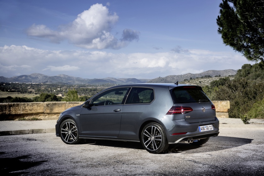 GALLERY: 2017 Volkswagen Golf Mk7 facelift – GTI, GTD, Golf Variant and 1.5 TSI play it up for the camera 611679