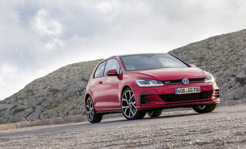 GALLERY: 2017 Volkswagen Golf Mk7 facelift – GTI, GTD, Golf Variant and 1.5 TSI play it up for the camera 611731