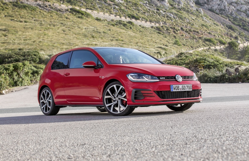 GALLERY: 2017 Volkswagen Golf Mk7 facelift – GTI, GTD, Golf Variant and 1.5 TSI play it up for the camera 611733