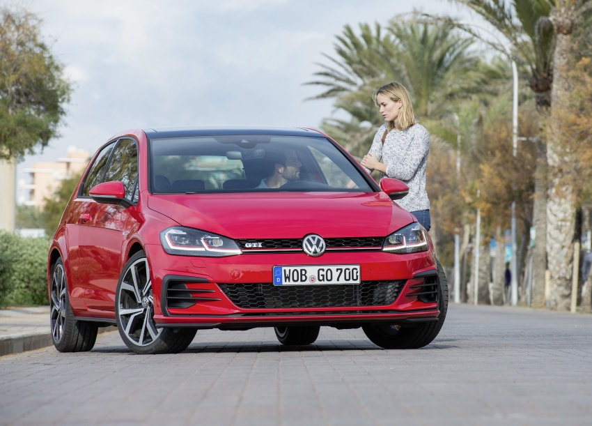 GALLERY: 2017 Volkswagen Golf Mk7 facelift – GTI, GTD, Golf Variant and 1.5 TSI play it up for the camera 611736