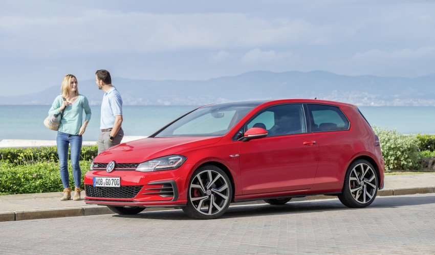 GALLERY: 2017 Volkswagen Golf Mk7 facelift – GTI, GTD, Golf Variant and 1.5 TSI play it up for the camera 611737