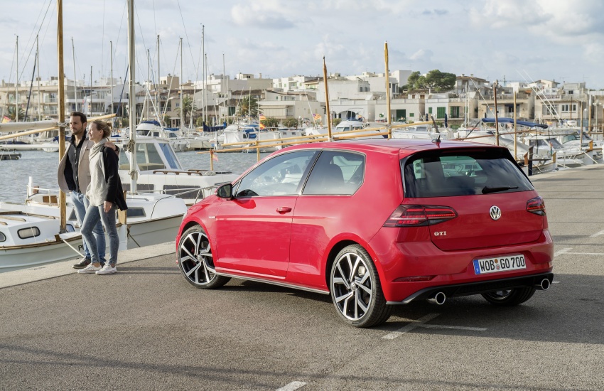 GALLERY: 2017 Volkswagen Golf Mk7 facelift – GTI, GTD, Golf Variant and 1.5 TSI play it up for the camera 611738