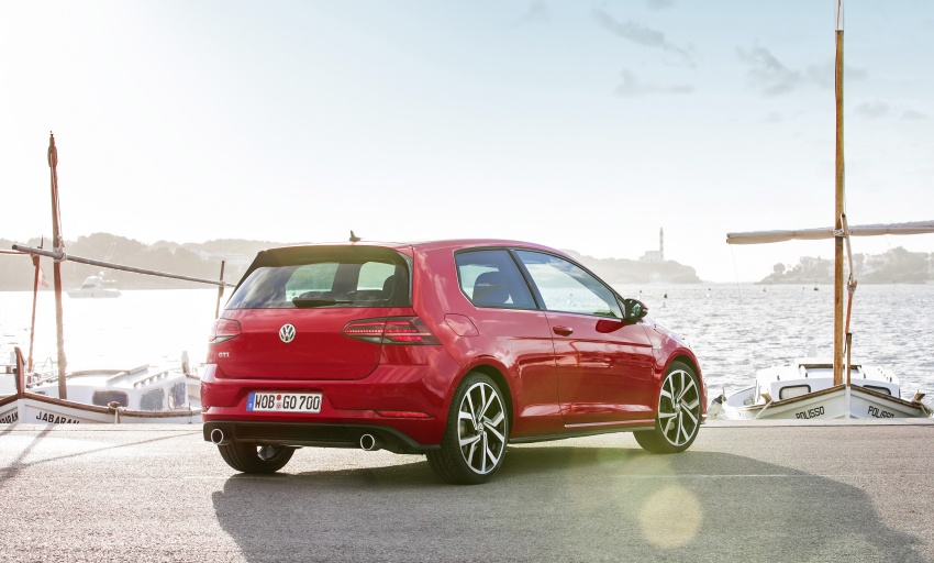 GALLERY: 2017 Volkswagen Golf Mk7 facelift – GTI, GTD, Golf Variant and 1.5 TSI play it up for the camera 611743