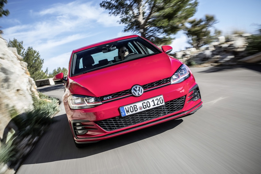 GALLERY: 2017 Volkswagen Golf Mk7 facelift – GTI, GTD, Golf Variant and 1.5 TSI play it up for the camera 611755