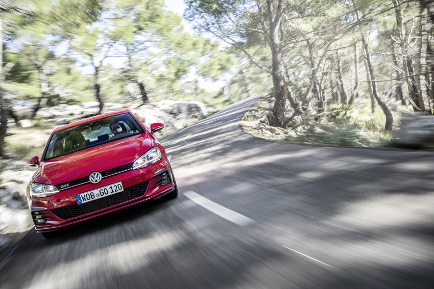GALLERY: 2017 Volkswagen Golf Mk7 facelift – GTI, GTD, Golf Variant and 1.5 TSI play it up for the camera 611756