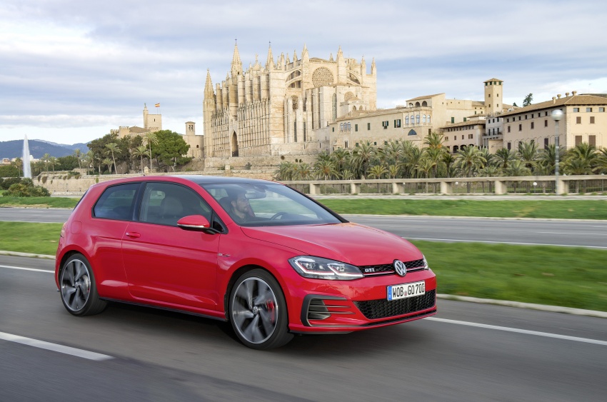 GALLERY: 2017 Volkswagen Golf Mk7 facelift – GTI, GTD, Golf Variant and 1.5 TSI play it up for the camera 611725