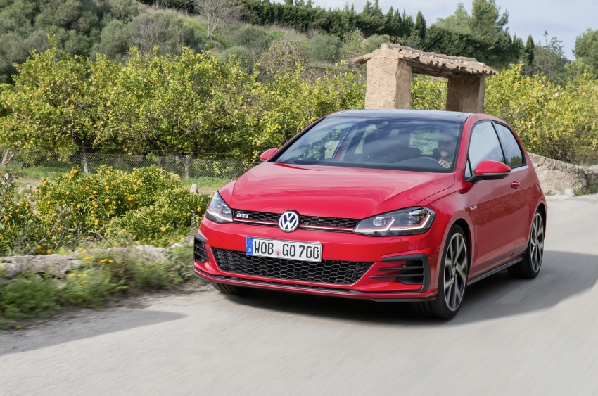 GALLERY: 2017 Volkswagen Golf Mk7 facelift – GTI, GTD, Golf Variant and 1.5 TSI play it up for the camera 611726