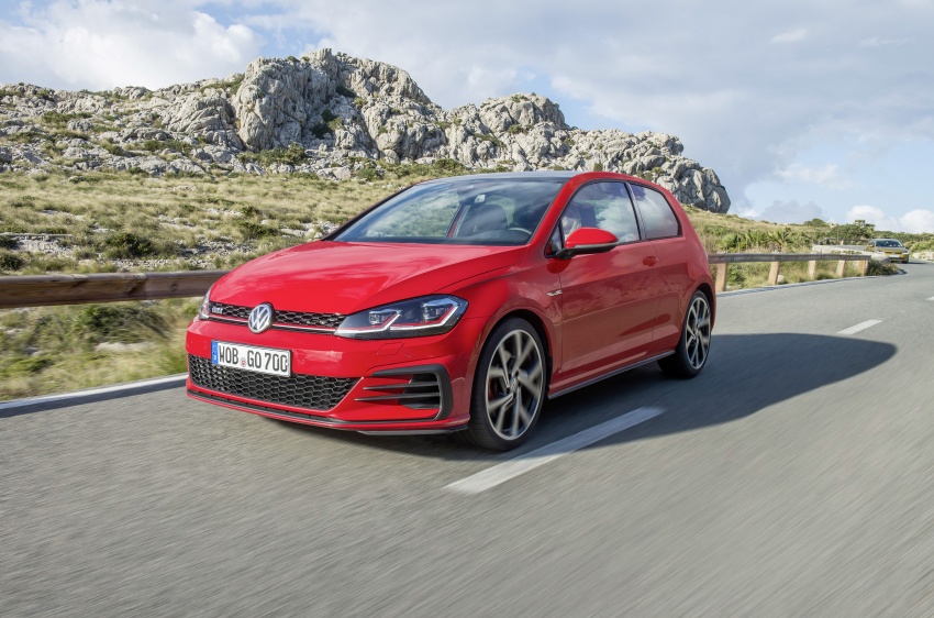 GALLERY: 2017 Volkswagen Golf Mk7 facelift – GTI, GTD, Golf Variant and 1.5 TSI play it up for the camera 611728