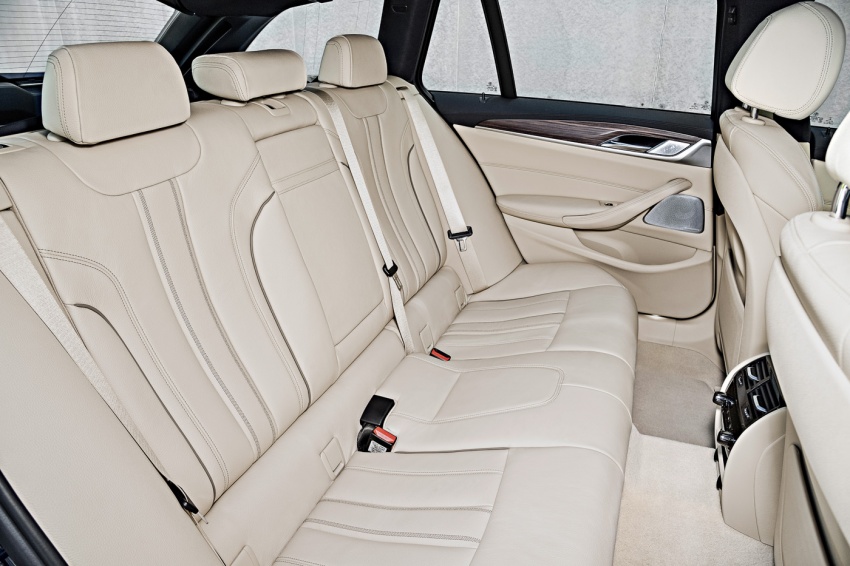 BMW 5 Series Touring G31 muncul – 4 varian termasuk diesel akan ditawarkan, ruang simpanan 1,700 liter 610470