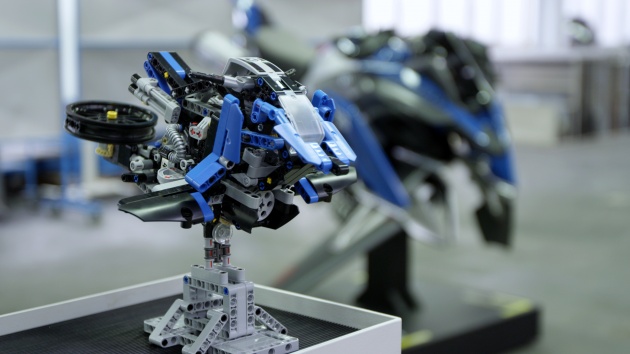 VIDEO: BMW Motorrad berganding dengan Lego Technic bina model konsep R 1200 GS boleh terbang