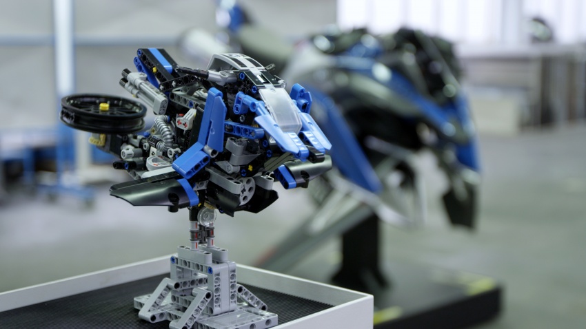 VIDEO: BMW Motorrad berganding dengan Lego Technic bina model konsep R 1200 GS boleh terbang 618576