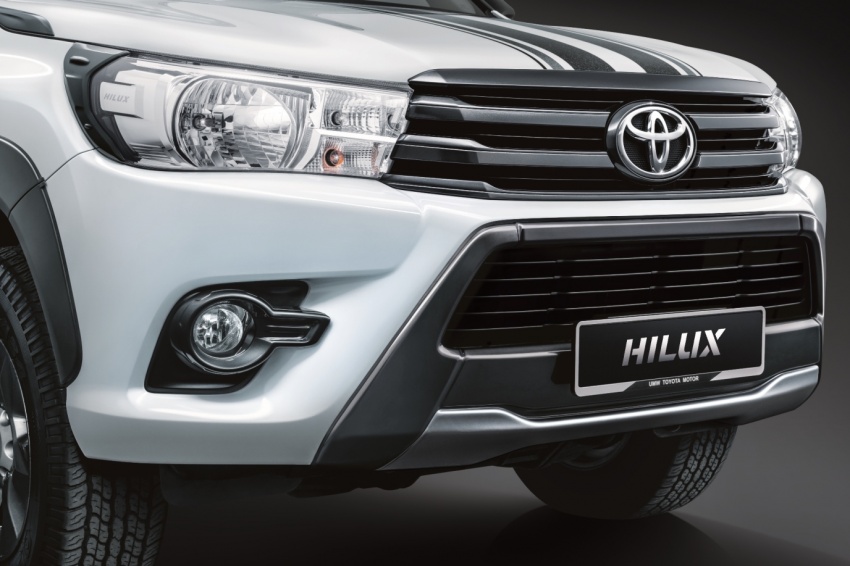 Toyota Hilux 2.4G Limited Edition – dark bits on white 615573