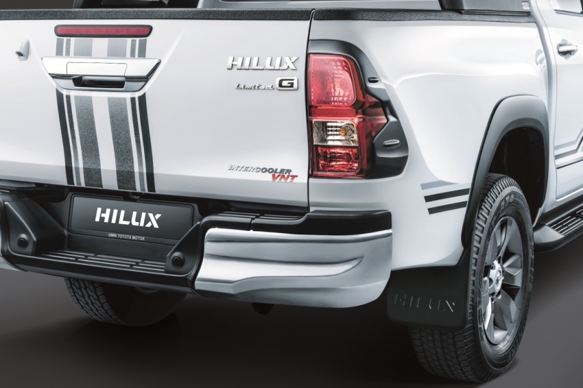 Toyota Hilux 2.4G Limited Edition – dark bits on white 615574
