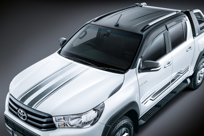Toyota Hilux 2.4G Limited Edition – dark bits on white 615575