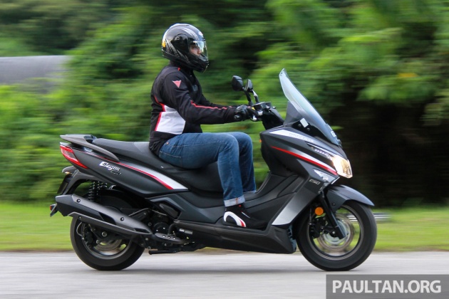 Penggunaan visor gelap pada helmet adalah salah?