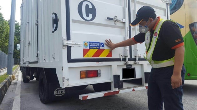 Puspakom tidak menjual pelekat pemantul cahaya