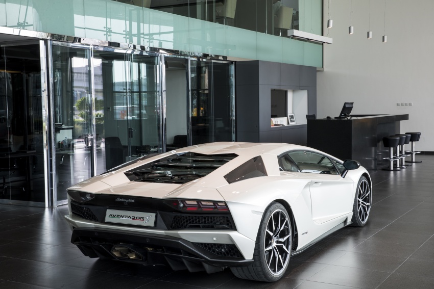 World’s largest Lamborghini showroom now in Dubai 652462