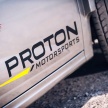 Proton Iriz R5 dengan <em>livery</em> perlumbaan WRC 2018 – bahagian hadapan penuh dengan Jalur Gemilang