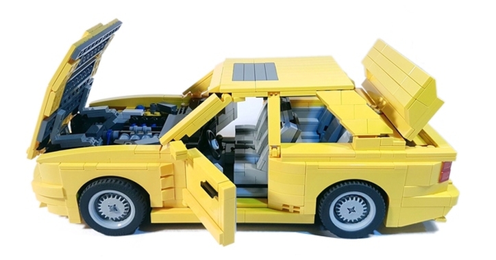 Crafting the classic E30 BMW M3 with Lego blocks 