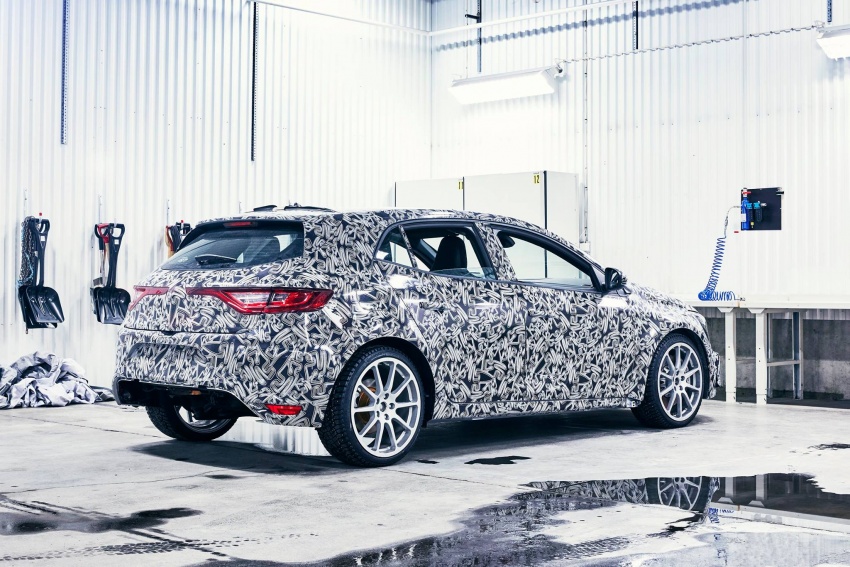 Renault Megane RS shown testing out in the cold 672322