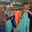 Proton taja pakaian raya untuk balu, anak-anak yatim bekas kakitangannya dalam program Kasih Ramadan