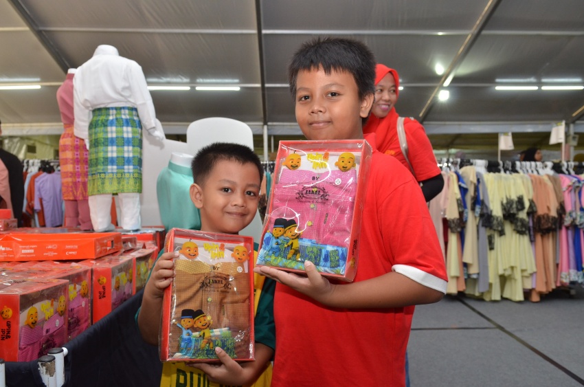 Proton Kasih Ramadan – new clothes sponsored to widows and orphans of company’s former employees 668413