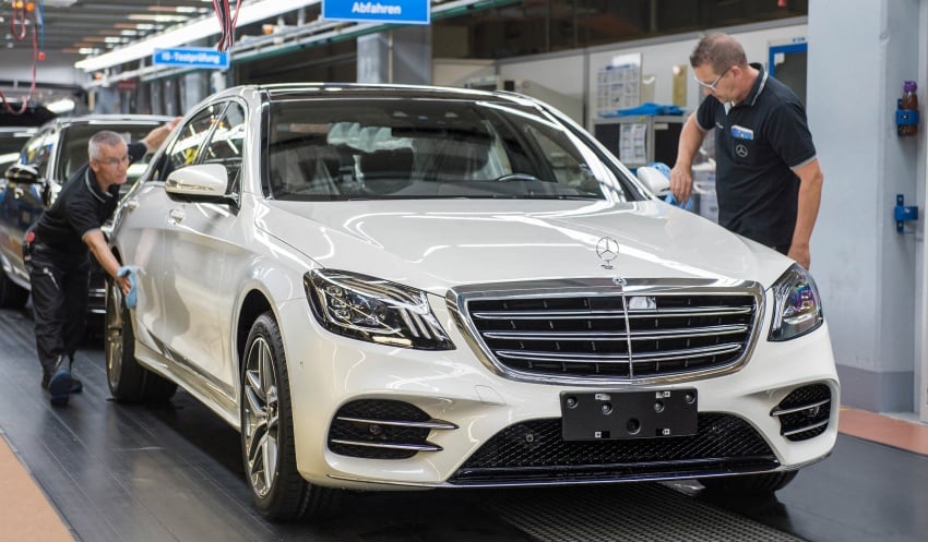 W222 Mercedes-Benz S-Class facelift drives itself off the production line in automated driving pilot test 678916