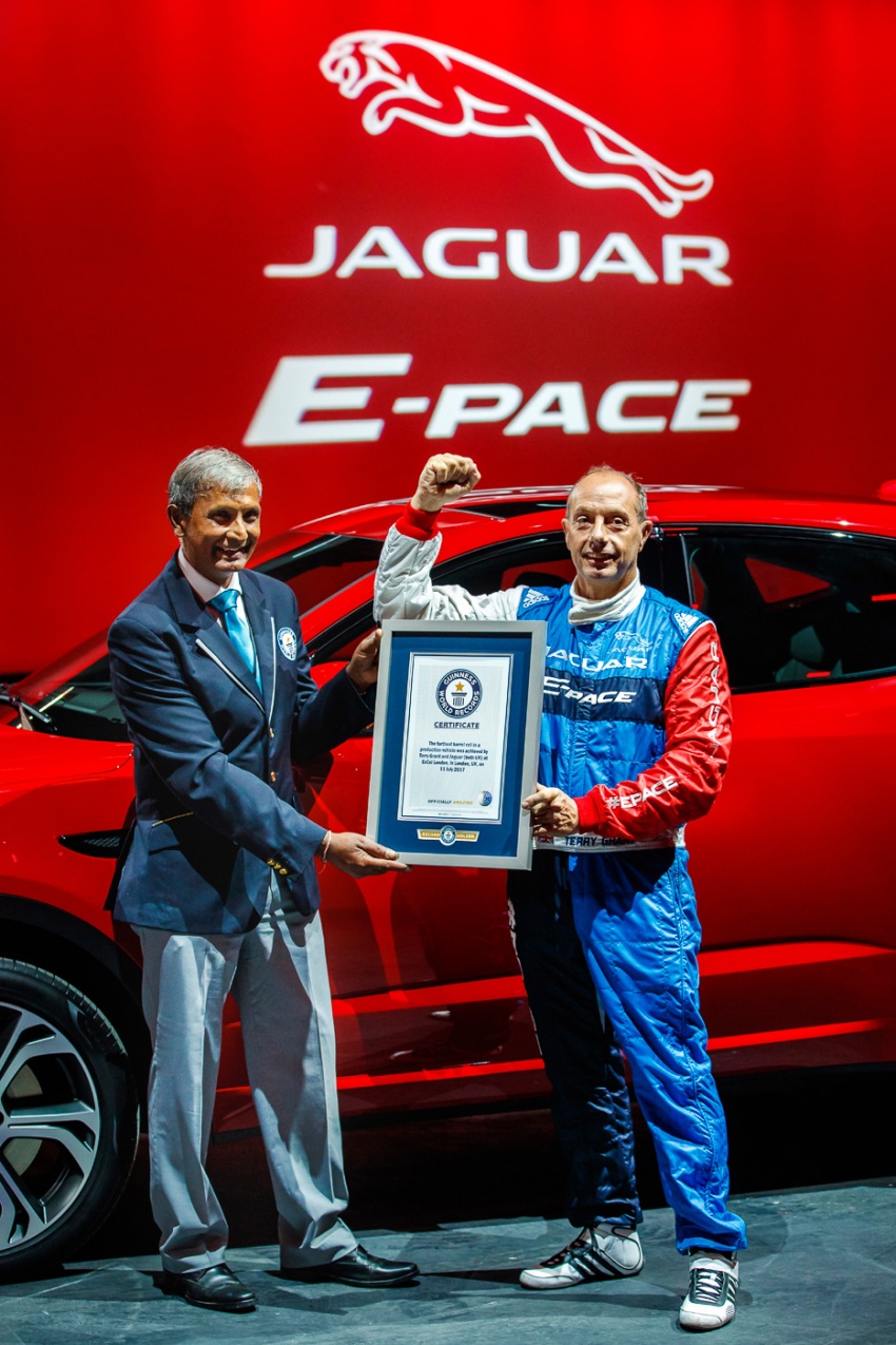 Jaguar E-Pace catat rekod dunia semasa pelancaran – Barrel Roll paling jauh oleh kenderaan produksi 683423
