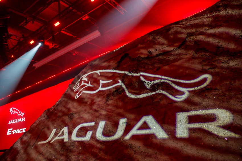 Jaguar E-Pace catat rekod dunia semasa pelancaran – Barrel Roll paling jauh oleh kenderaan produksi 683431