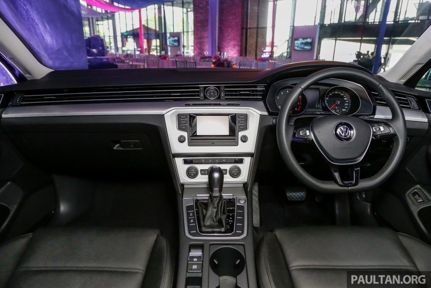 Volkswagen Passat Trendline Plus, Comfortline Plus – larger wheels, window tint, up to RM15k cheaper 686392