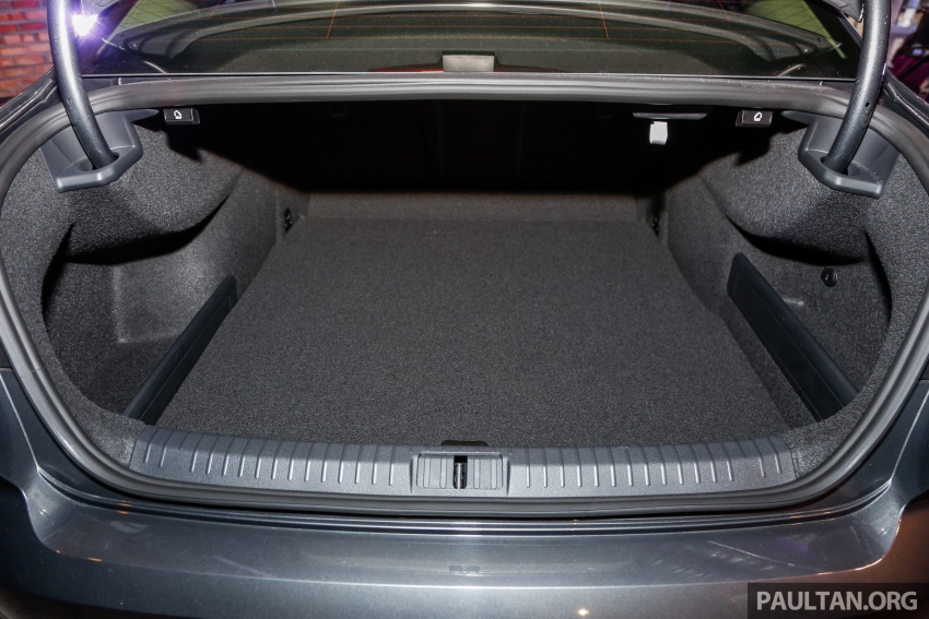 Volkswagen Passat Trendline Plus, Comfortline Plus – larger wheels, window tint, up to RM15k cheaper 686441