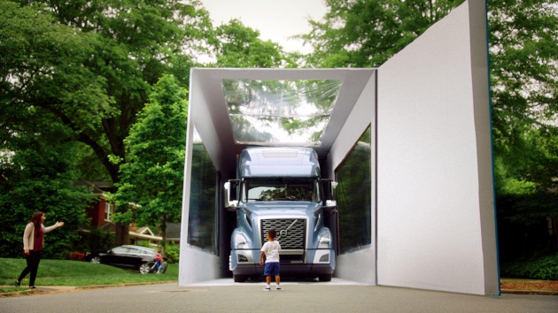 VIDEO: Trak Volvo VNL – rekod ‘buka kotak’ paling besar di dunia oleh kanak-kanak berumur tiga tahun