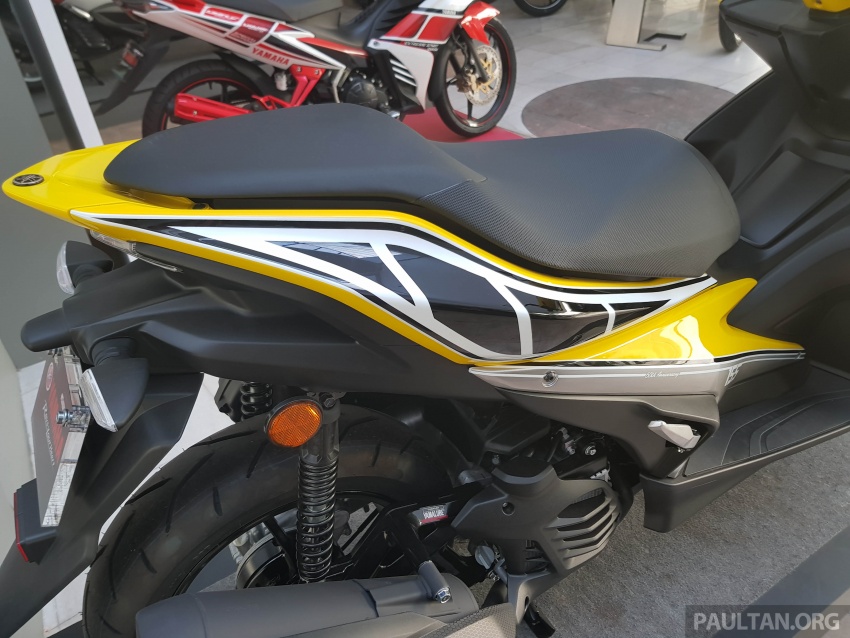 Yamaha NVX 155 dengan grafik istimewa oleh HLYM 702811