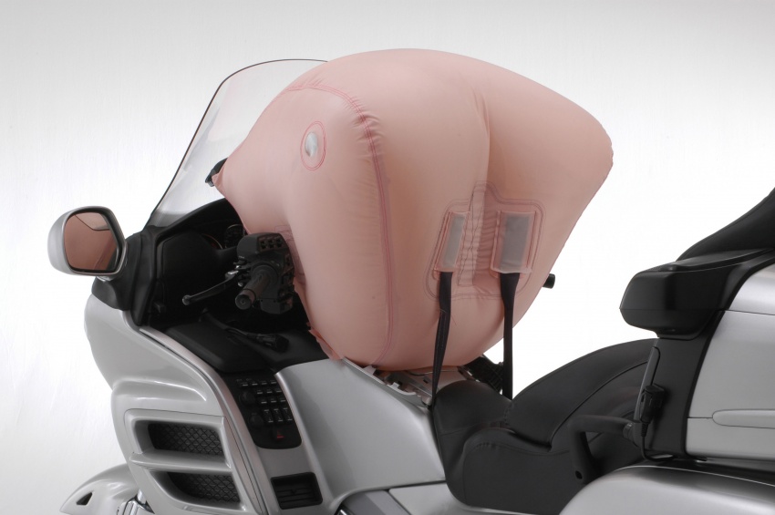 Honda demonstrates airbag safety tech for scooters 693336