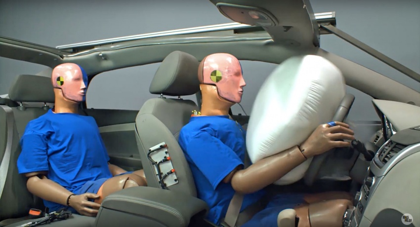 VIDEO: Why wearing the rear seat belt is a must! 695039