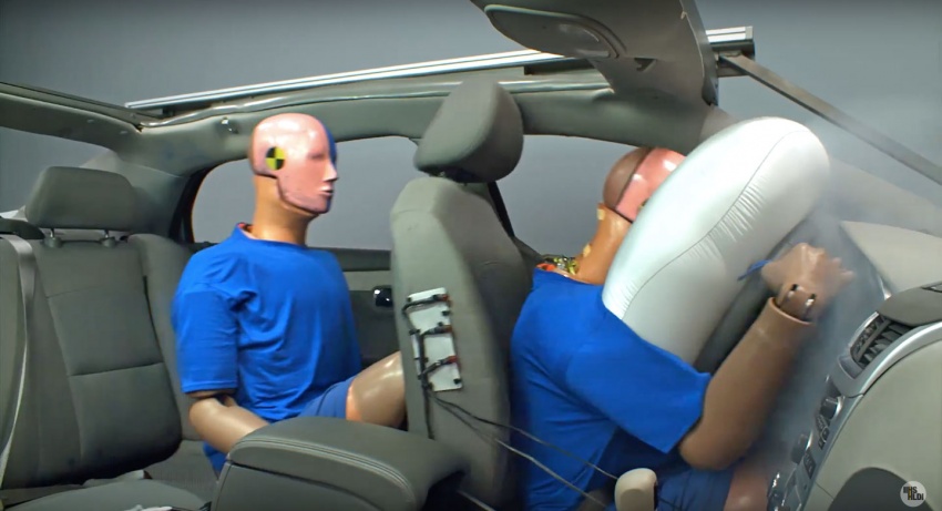 VIDEO: Why wearing the rear seat belt is a must! 695040