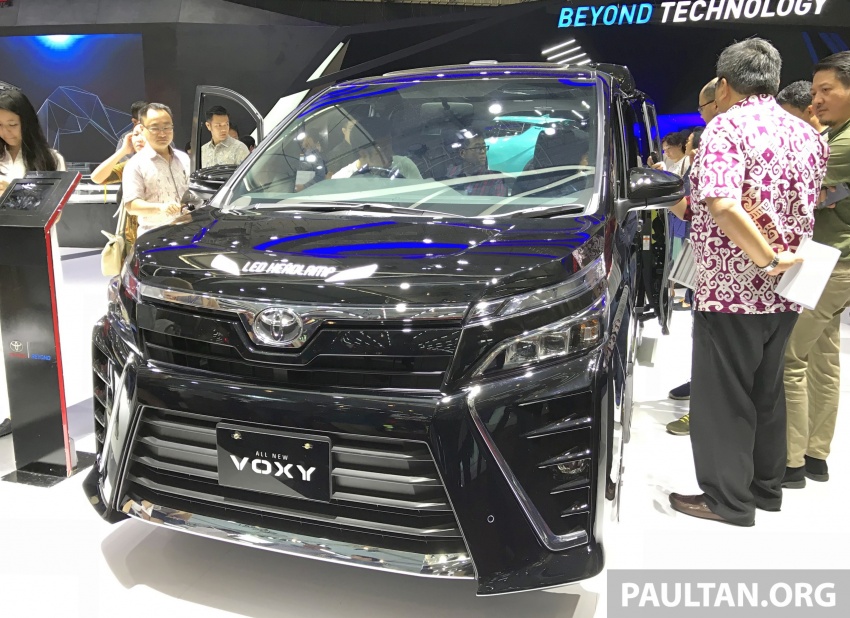 GIIAS 2017: Toyota Voxy generasi ketiga versi facelift diperkenalkan pada pasaran Indonesia secara rasmi 698397