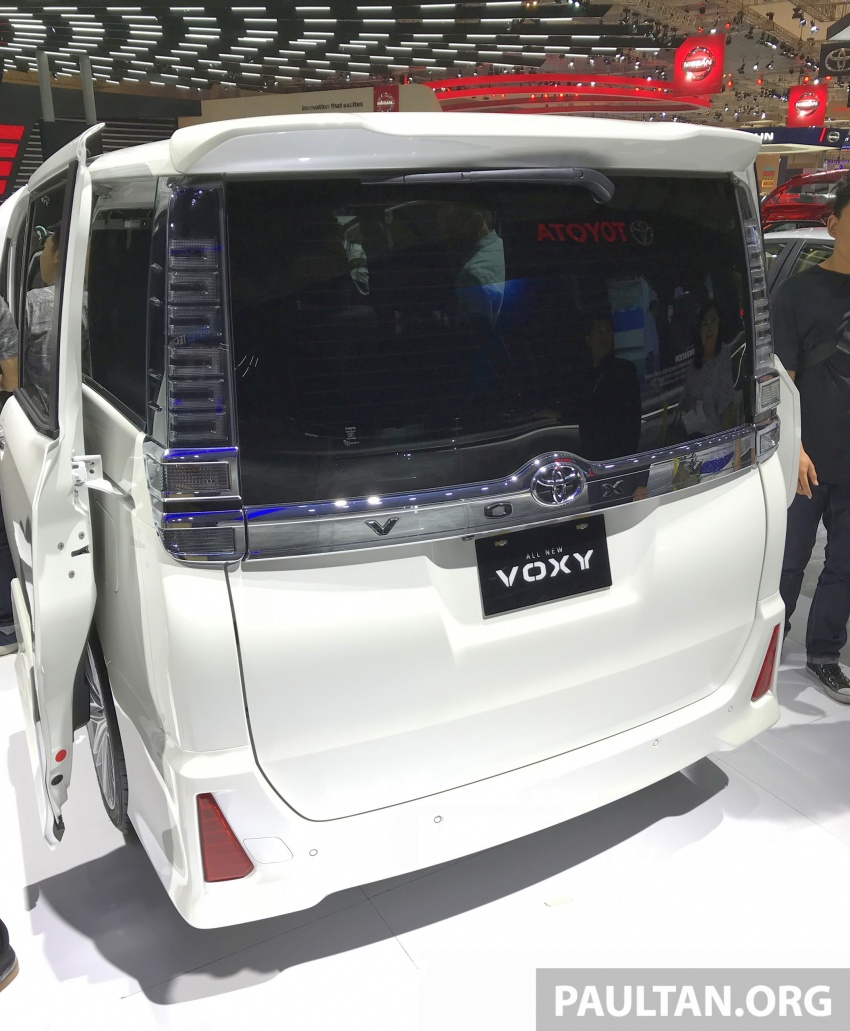 GIIAS 2017: Toyota Voxy generasi ketiga versi facelift diperkenalkan pada pasaran Indonesia secara rasmi 698398