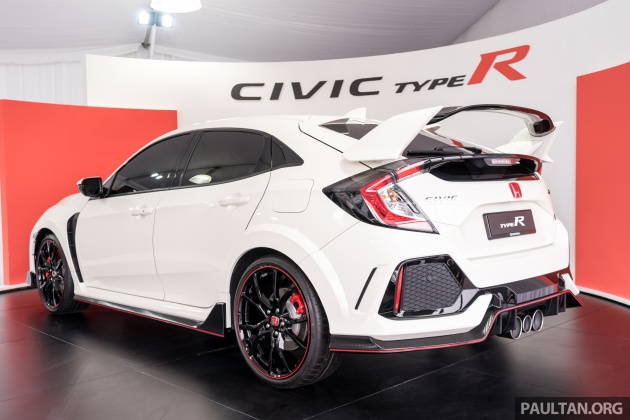 Honda Malaysia serahkan model hot hatch Civic Type R FK8 serba baharu kepada pelanggan pertamanya