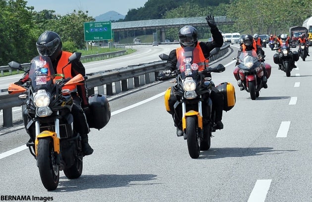 Can motorcycles use the highway emergency lane?