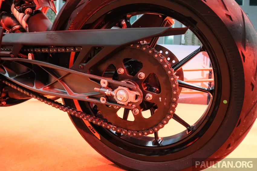 2017 KTM Duke 250 and Duke 390 launched in Malaysia – Euro 4, ABS; from RM21,730 – RM28,800 715022