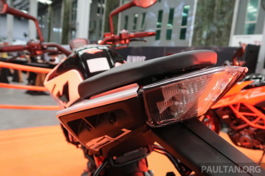 2017 KTM Duke 250 and Duke 390 launched in Malaysia – Euro 4, ABS; from RM21,730 – RM28,800 715023