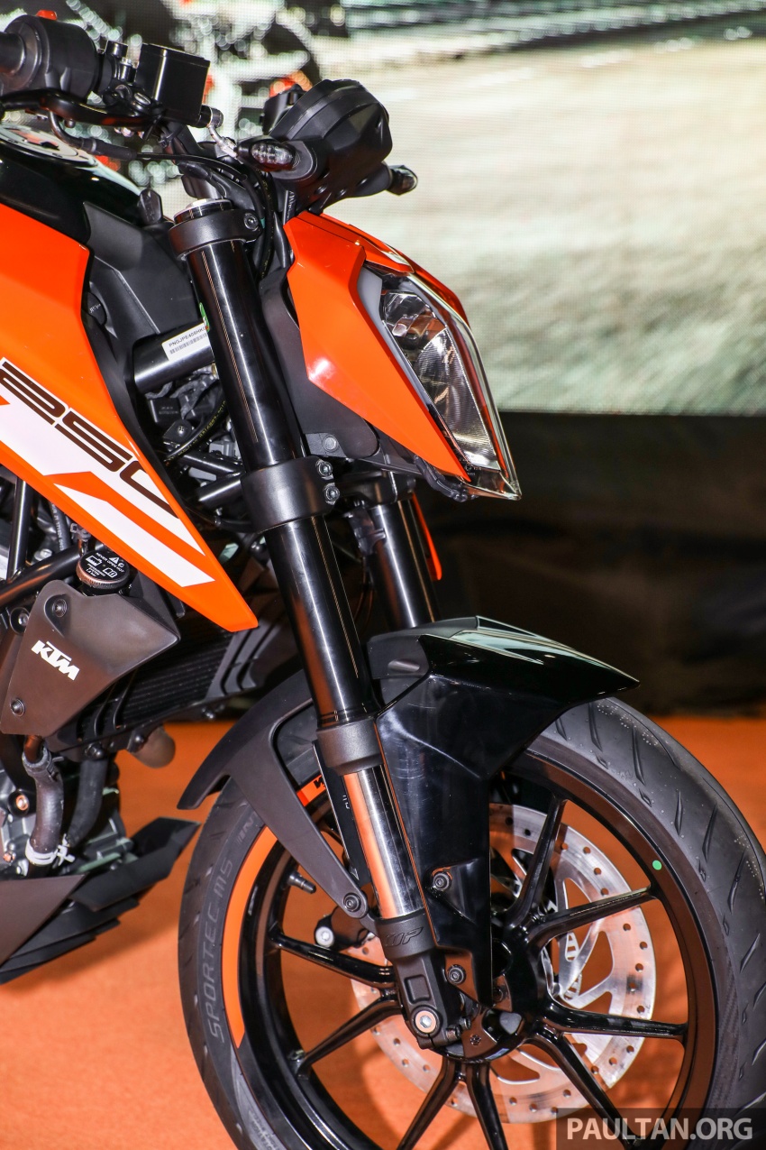 2017 KTM Duke 250 and Duke 390 launched in Malaysia – Euro 4, ABS; from RM21,730 – RM28,800 715377