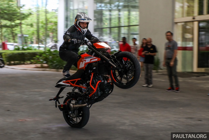 2017 KTM Duke 250 and Duke 390 launched in Malaysia – Euro 4, ABS; from RM21,730 – RM28,800 715381