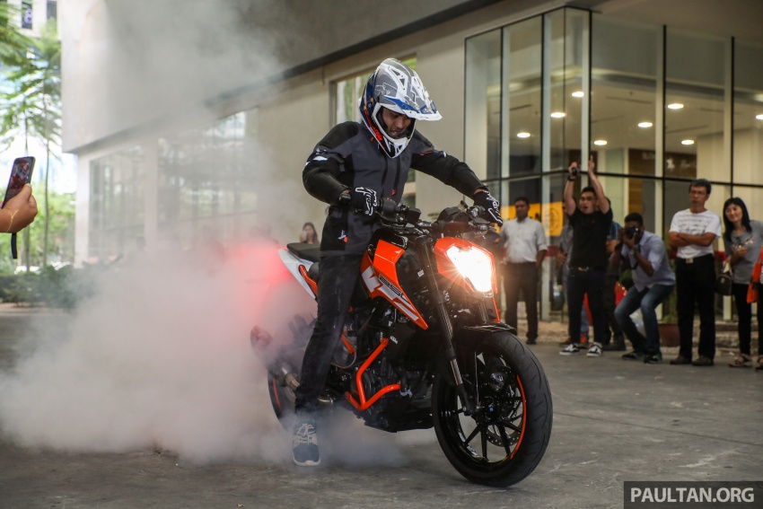 2017 KTM Duke 250 and Duke 390 launched in Malaysia – Euro 4, ABS; from RM21,730 – RM28,800 715382