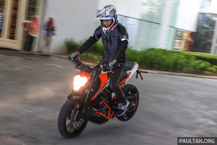 2017 KTM Duke 250 and Duke 390 launched in Malaysia – Euro 4, ABS; from RM21,730 – RM28,800 715383