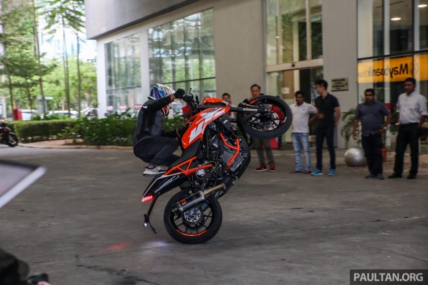 2017 KTM Duke 250 and Duke 390 launched in Malaysia – Euro 4, ABS; from RM21,730 – RM28,800 715384