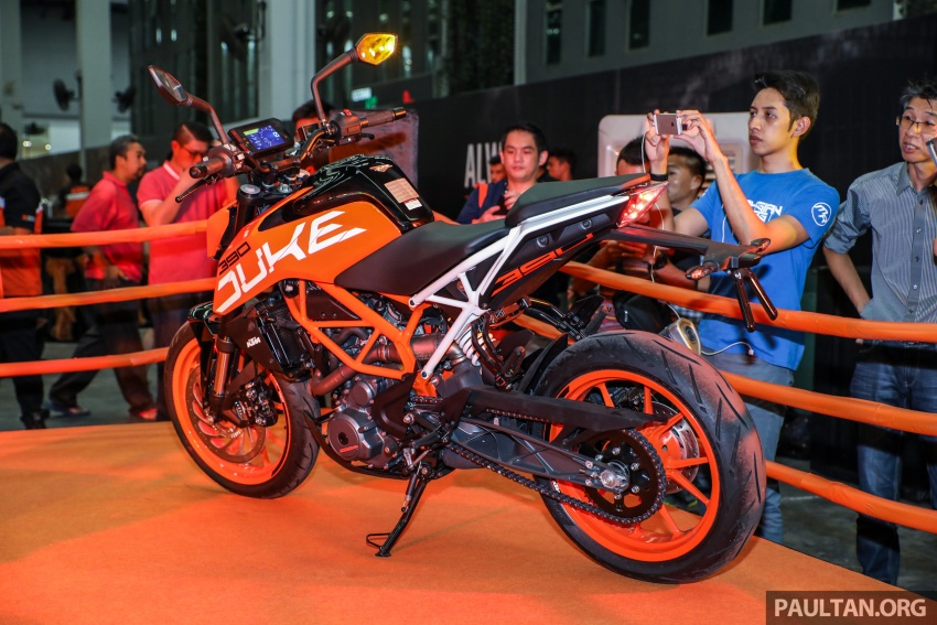 2017 KTM Duke 250 and Duke 390 launched in Malaysia – Euro 4, ABS; from RM21,730 – RM28,800 715388