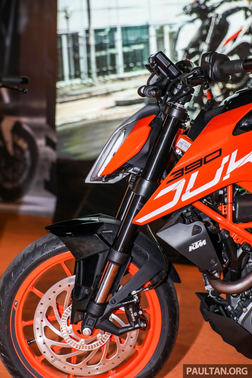 2017 KTM Duke 250 and Duke 390 launched in Malaysia – Euro 4, ABS; from RM21,730 – RM28,800 715402